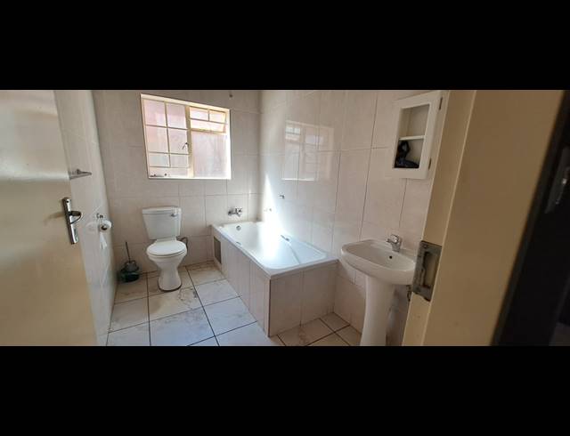 3 BEDROOM APARTMENT FOR SALE IN WATERVAL EAST